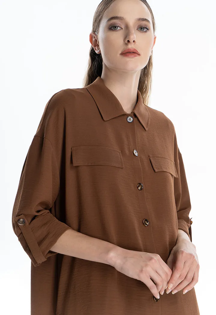 Button-up shirt with foldable sleeves